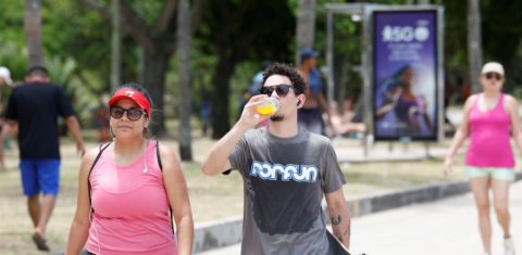 Cariocas suam no calor: janeiro mais quente da história (Foto: Fernando Frazão / Agência Brasil - 25/01/2025)