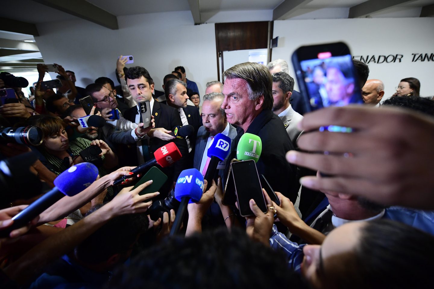 O ex-presidente Jair Bolsonaro em visita ao Senado pouco antes da denúncia da PGR: acusação de golpe de estado, abolição violenta do Estado de Direito e organização criminosa armada (Foto: Saulo Cruz / Agência Senado)