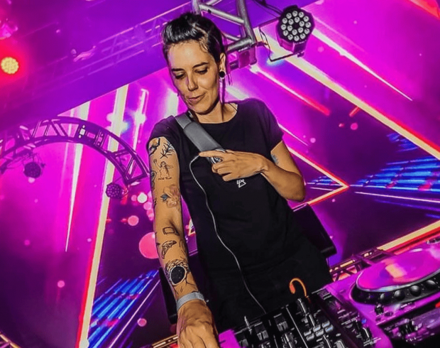 Primeira DJ Surda: Lenny agita e revoluciona o universo da música