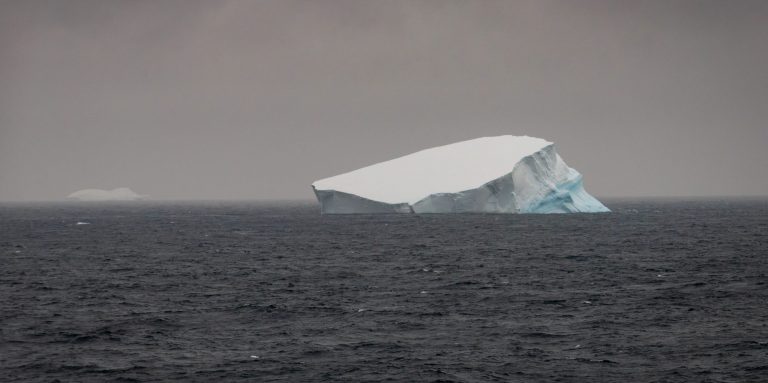 Foto colorida de placa de gelo derretendo em oceano na Antártica