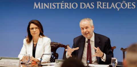 O presidente da COP30, André Corrêa do Lagoa, fala a jornalistas ao lado da secretária-executiva, Ana Toni: carta convoca países para mutirão global contra mudanças climáticas (Foto: Isabela Castilho/ COP30 Amazônia)