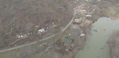 Casas e árvores derrubadas após passagem de tornado no estado do Missouri: pelo menos 40 pessoas mortas nos EUA após série de tornados, incêndios florestais, ventos de alta velocidade e tempestades de poeira nos EUA (Foto: Governo do Missouri)
