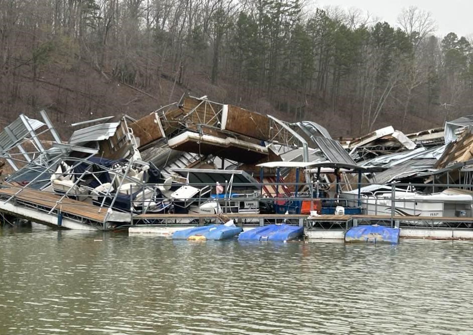 Cais e barcos destruídos no Missouri: com crise climática, tornados estão cada vez mais imprevisíveis (Foto: Governo do Missouri)