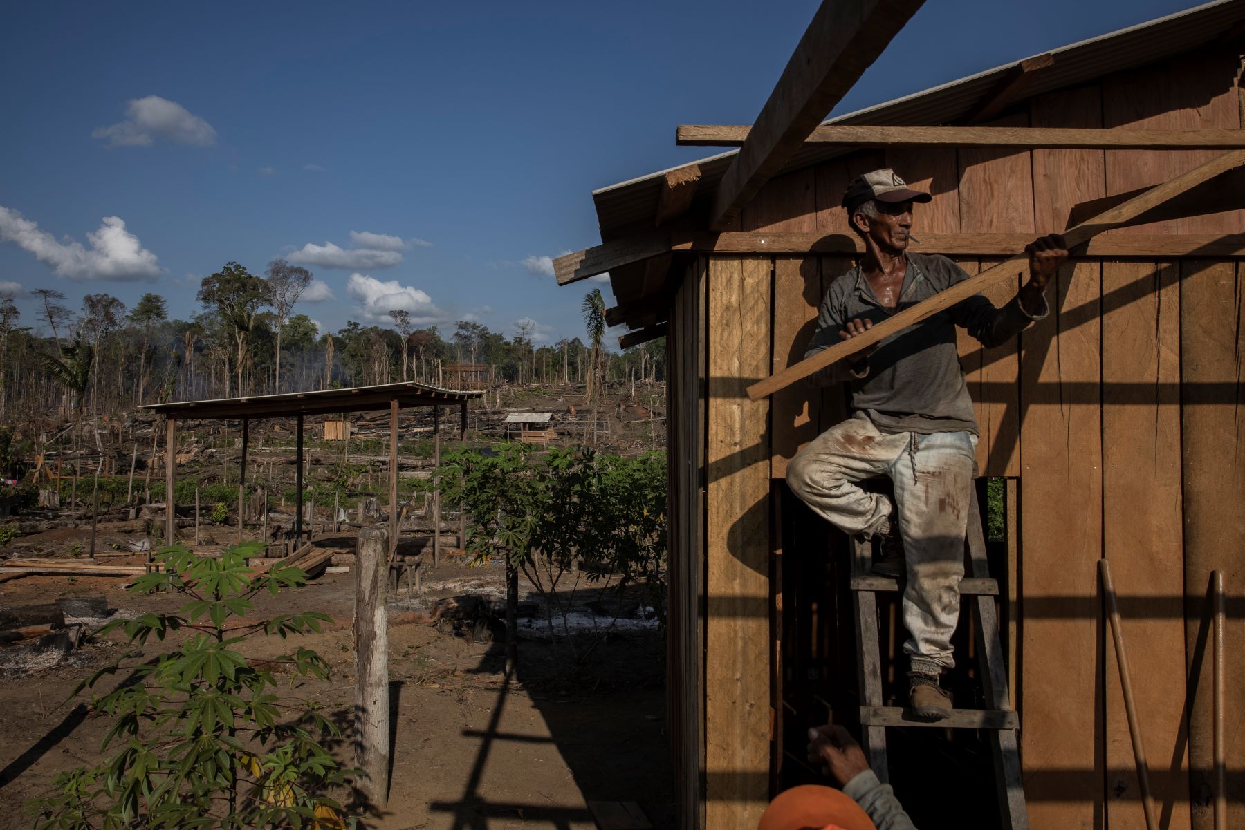 Construção de novas casas em áreas de reserva ambiental, próxima ao aeroporto de Oiapoque: promessas de desenvolvimento para a região (Foto: Victor Moriyama / InfoAmazonia)
