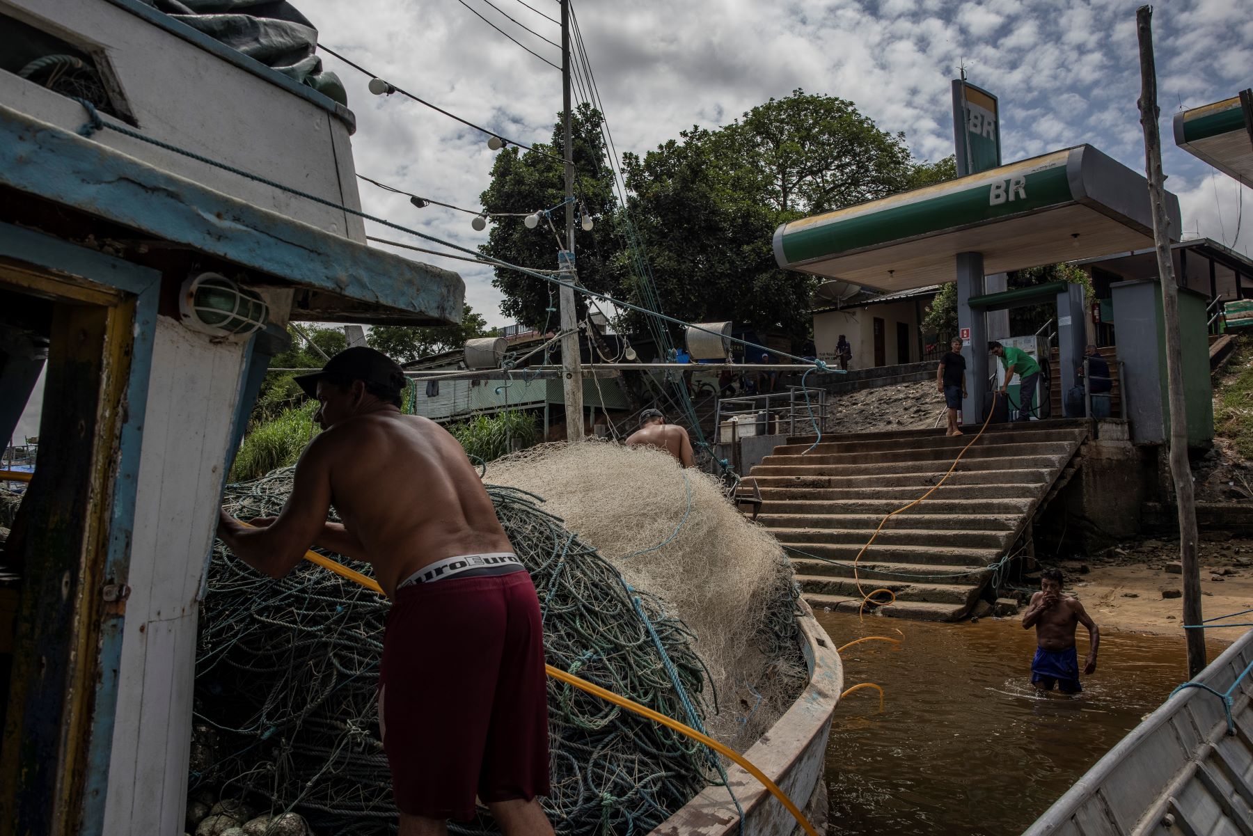 Pescadores abastecem seus barcos com gasolina no posto da Petrobras, às margens do Rio Oiapoque, no Amapá: petroleiros de olho nos blocos da foz do Amazonas (Foto: Victor Moriyama / InfoAmazonia)