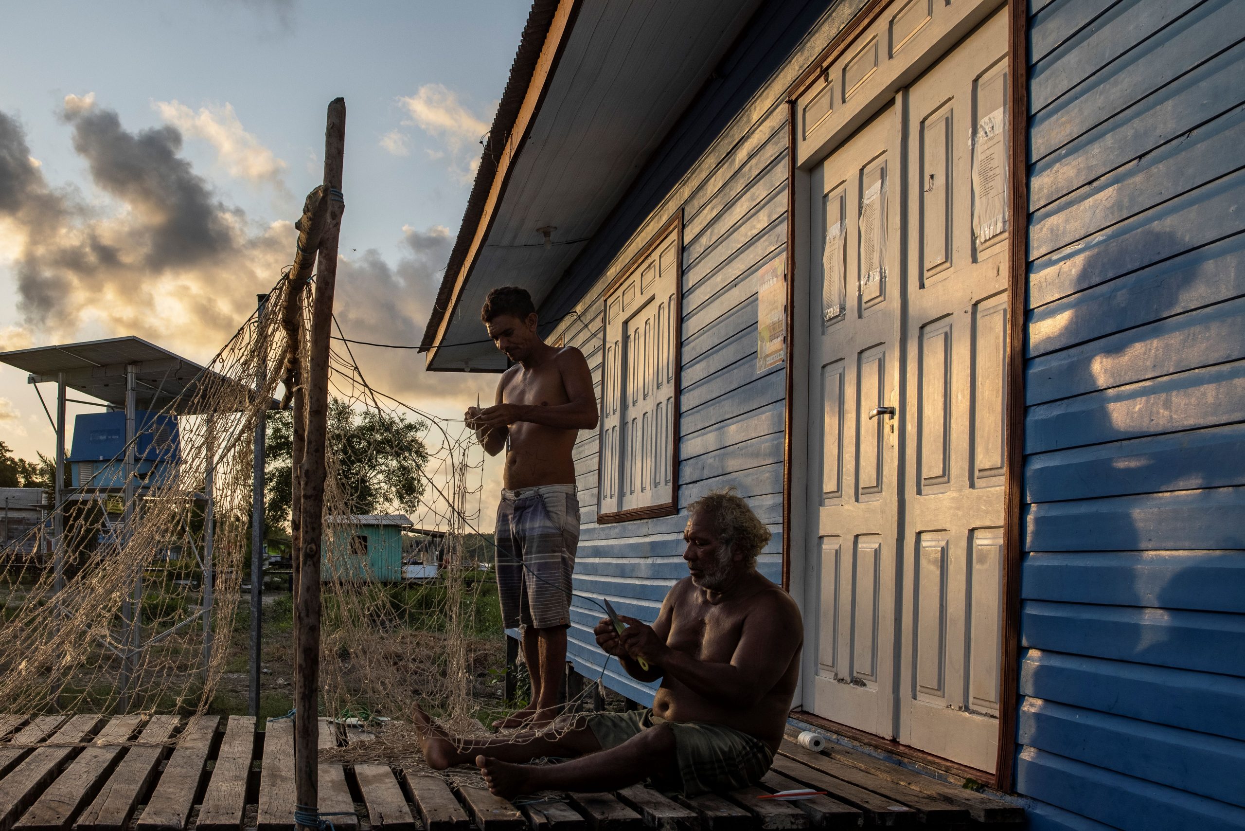 Pescadores e suas redes na pequena comunidade de Sucuriju, na costa do Amapá, onde a foz do Rio Amazonas encontra o Oceano Atlântico: modo de vida ameaçado (Foto: Victor Moriyama / InfoAmazonia)