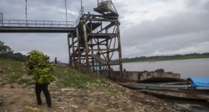 Petróleo gera royalties, mas não desenvolvimento na Amazônia peruana