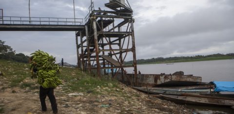 Porto de Mazán, no estado de Loreto, no Peru, às margens do Rio Napo, afluente do Rio Amazonas: cais improvisado e infraestrutura geral precária, apesar da riqueza gerada pela extração de petróleo na região (Foto: Marco Garro / InfoAmazonia)