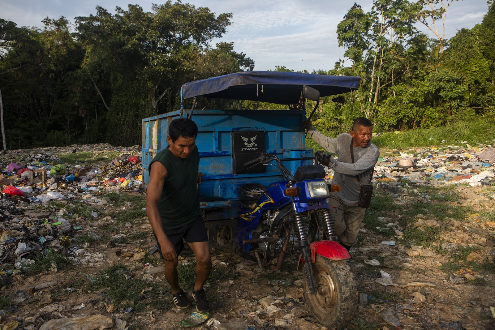 Lixão em região de floresta em Mazán: município sem sinais de melhorias nos indicadores sociais apesar de mais de 20 anos recebendo recursos dos impostos sobre a extração de petróleo (Foto: Marco Garro / InfoAmazonia)