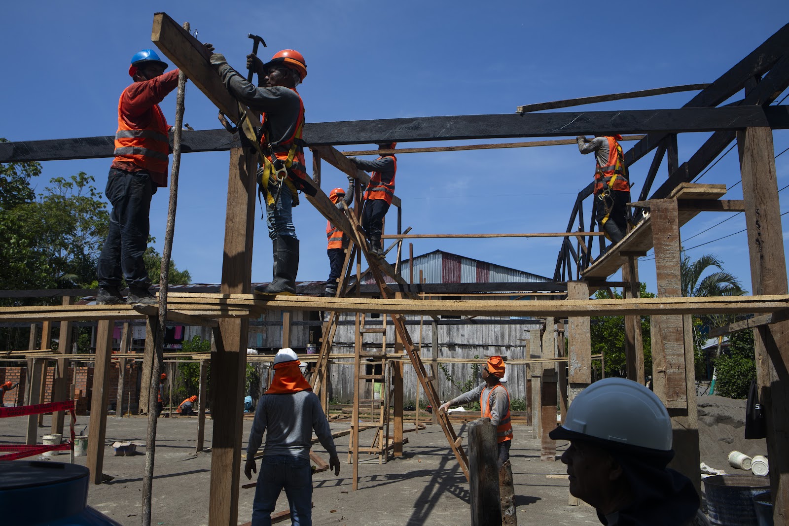 Trabalhadores em construção de escola primária em Mazán: repasses do petróleo não tiraram municípios da pobreza (Foto: Marco Garro / InfoAmazonia)