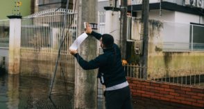 Água até aqui: arte visual sinaliza marcas das enchentes no sul