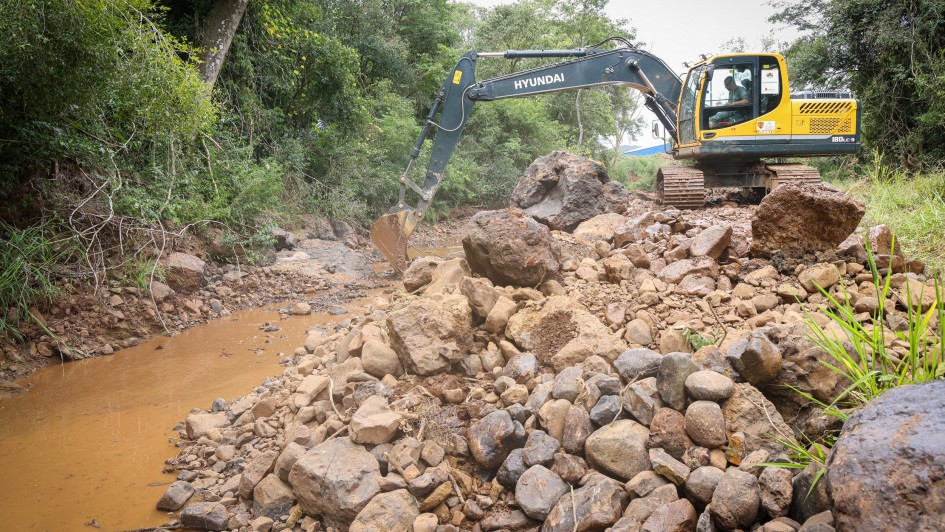 Foto colorida de máquina realizando o desassoreamento de rios no Rio Grande do Sul