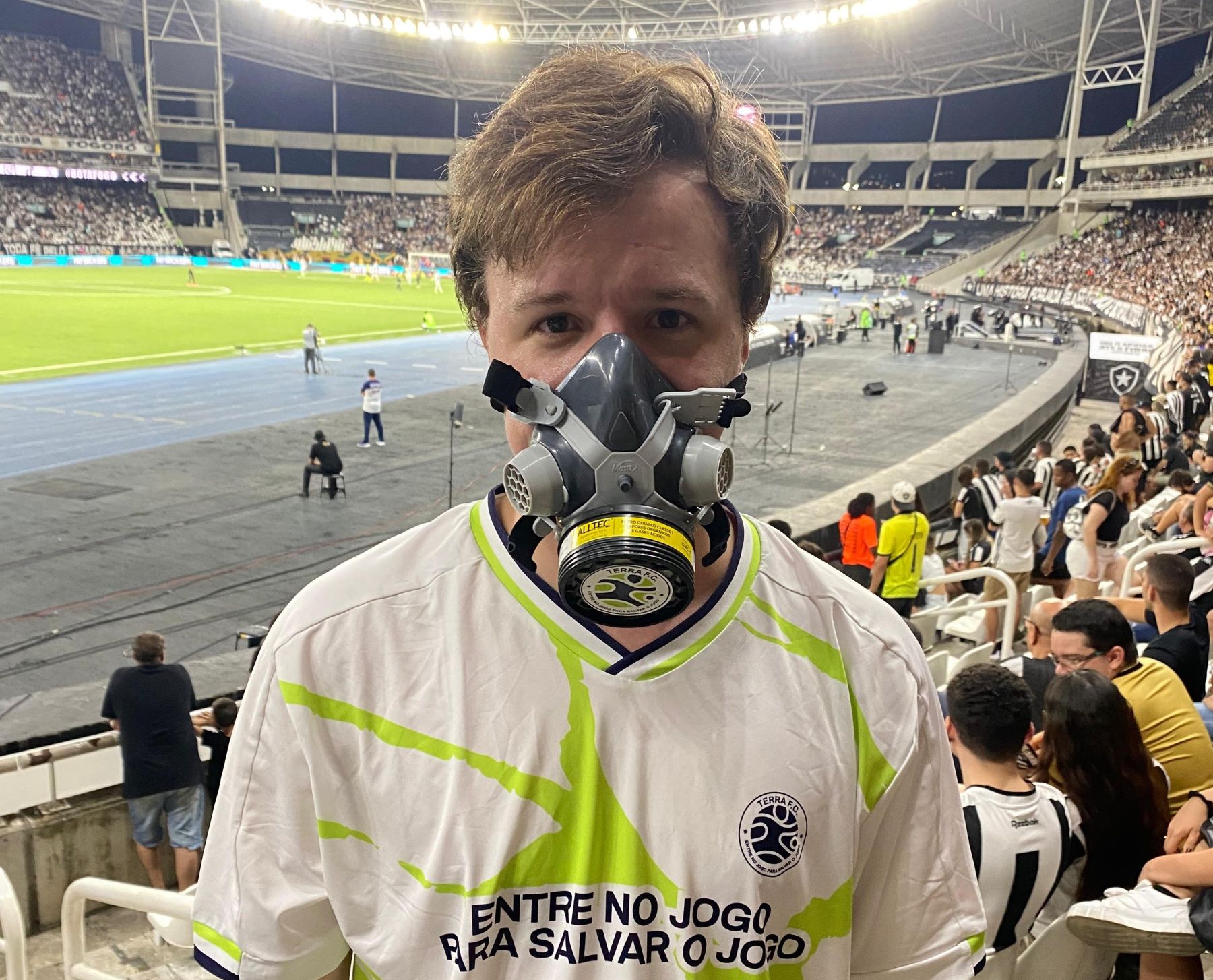 O botafoguense Charlie no Estádio Nilton Santos, no Rio: engajamento nas ações e boa receptividade dos torcedores (Foto: Arquivo Pessoal)