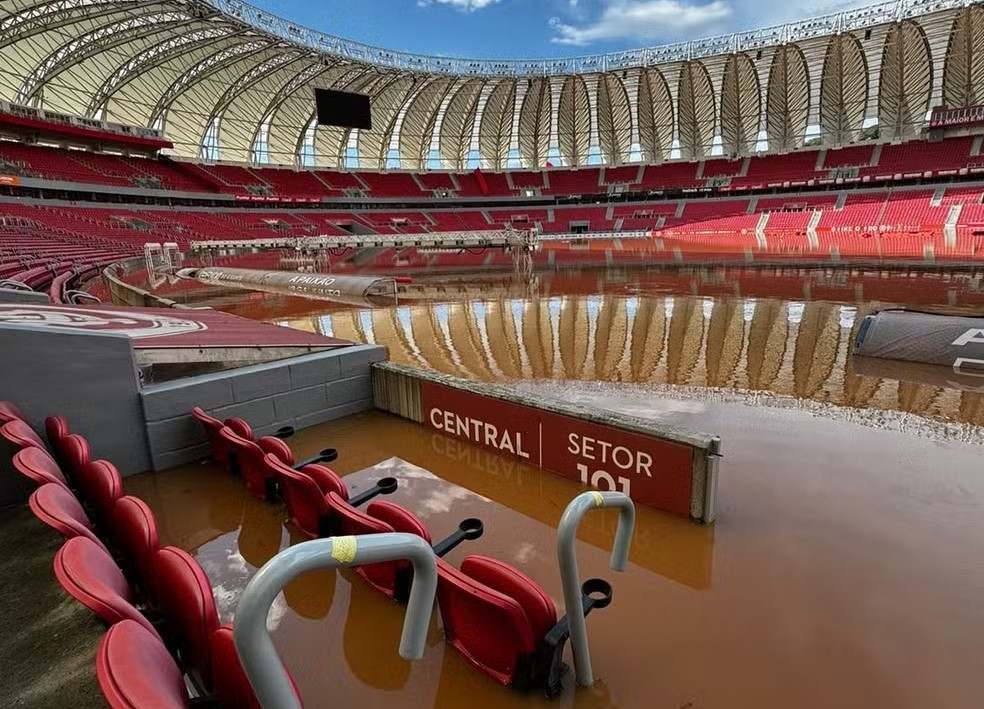 Estádio do Internacional, em Porto Alegre, tomado pelas águas durante as enchentes no Sul: relatório mostra impacto da crise climática no futebol (Foto: Divulgação)