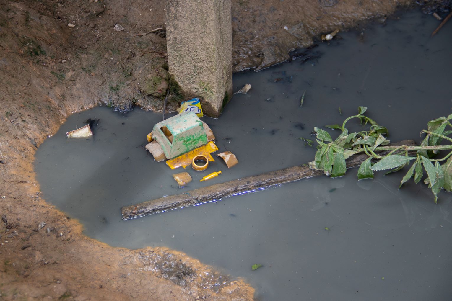Água contaminada na comunidade colombiana de Buenavista, às margens do Rio Putumayo: indígenas não conseguem mais beber a água dos igarapés nem do rio (Foto: Juan Carlos Contreras / InfoAmazonia)