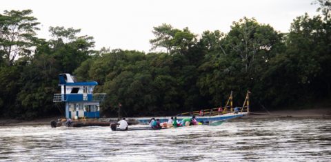 Barcos no Rio Putumayo: transporte fluvial já foi interrompido por grupos armados, isolando comunidades indígenas e ribeirinhas (Foto: Juan Carlos Contreras / InfoAmazonia)