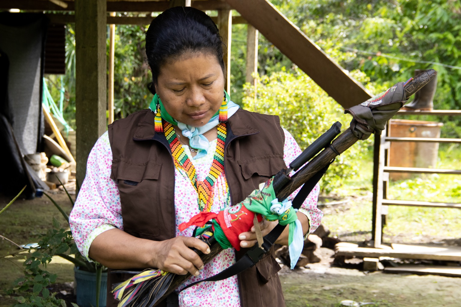 Integrante de guarda indígena Siona: homens e mulheres que, com bastões em mãos, patrulham o território para proteger e cuidar da floresta amazônica (Foto: Juan Carlos Contreras / InfoAmazonia)