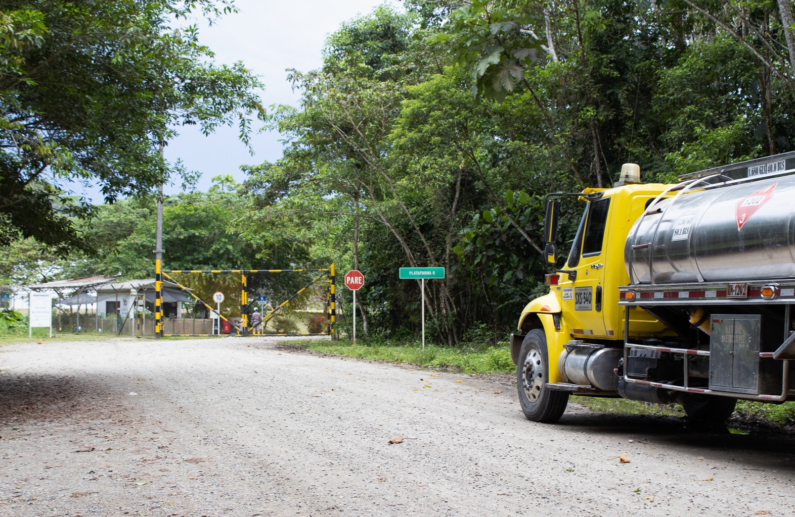 Entrada de plataforma no campo petrolífero Platanillo, em Putumayo: na Amazônia colombiana, 79 territórios indígenas são afetados por blocos petrolíferos (Foto: Juan Carlos Contreras / InfoAmazonia)
