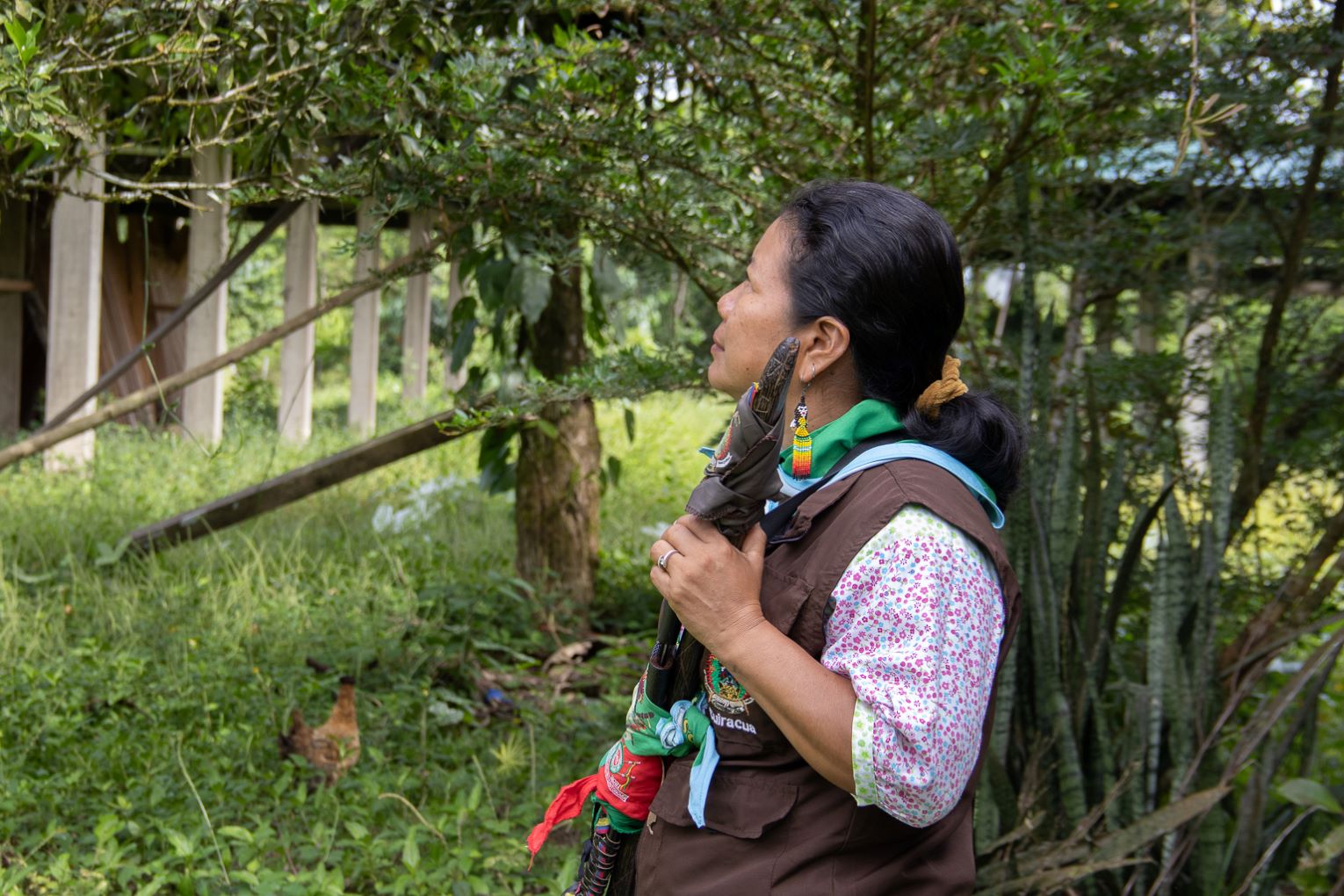 Indígena siona, integrante de grupo de guardiões do território: bandos armados utilizam territórios indígenas para o cultivo de coca, o que provoca desmatamento e contaminação dos rios por agrotóxicos (Foto: Juan Carlos Contreras / InfoAmazonia)