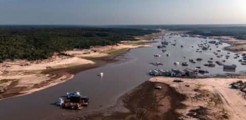 Bancos de areia avançam pelo leito do Rio Negro: secas extremas reduzem capacidade da Amazônia de recircular água e estocar carbono (Foto: Marizilda Cruppe / Greenpeace - 04/10/2024)