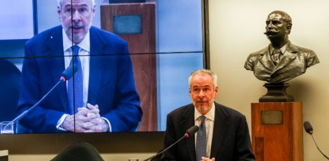 O presidente da COP30, embaixador André Corrêa do Lago, em audiência na Câmara: sexta carta da presidência aborda insuficiência das NDCs (as metas climáticas dos países), a necessidade de eliminar gradualmente os combustíveis fósseis e o fim do desmatamento (Foto: Antonio Cruz / Agência Brasil - 06/08/2025)
