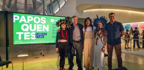 Paulo Artaxo, entre Txai Suruí, Giovanna Nader, Alice Pataxó e Carlos Vicente após debate no Museu do Amanhã: fim de combustíveis fósseis e transição energética justa e rápida na pauta da COP30 (Foto: Leandro Ferreira)