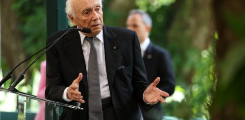 O embaixador Rubens Ricupero em palestra no Rio de Janeiro: "No caso do clima, não: o tempo disponível não é elástico, ao contrário, é limitado" (Foto; Tomaz Silva / Agência Brasil - 19/07/2024)