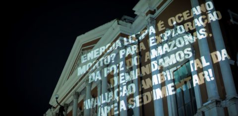 Projeção em Belém protesta contra exploração de petróleo na foz do Rio Amazonas: presidente do Ibama explica rigor na análise de projeto da Petrobras: ONGs entram na Justiça contra licenciamento (Foto: Purpose Brasil - 25/04/2023)