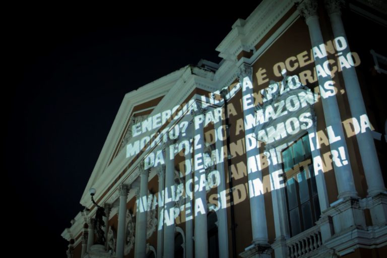 Projeção em Belém protesta contra exploração de petróleo na foz do Rio Amazonas: presidente do Ibama explica rigor na análise de projeto da Petrobras: ONGs entram na Justiça contra licenciamento (Foto: Purpose Brasil - 25/04/2023)