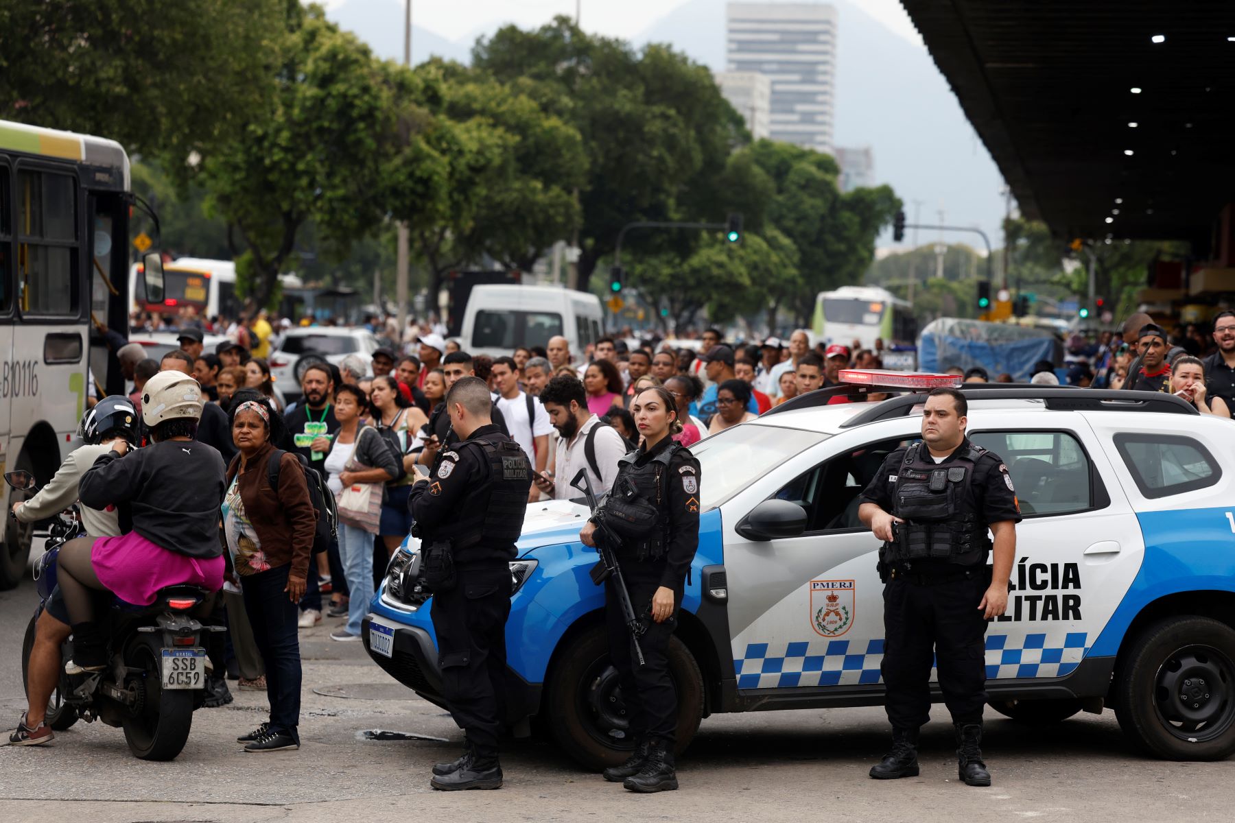 PMs na rua após operação policial mais letal da história do Rio: entidades denunciam matança e "o fracasso e a violência estrutural da política de segurança no estado" (Foto: Fernando Frazão / Agência Brasil)