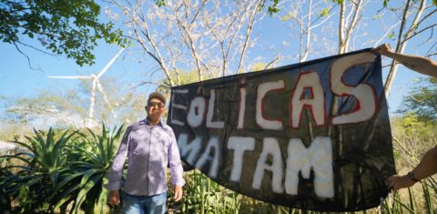O pequeno agricultor Simão Salgado, do Sítio Sobradinho, em Caetés, protestando contra as energias eólicas. (Foto: Beto Figueiroa)