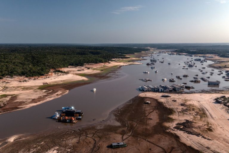 Bancos de areia avançam pelo leito do Rio Negro: seca extrema na Amazônia é sinal da urgência da adaptação climática na COP30 (Foto: Marizilda Cruppe / Greenpeace - 04/10/2024)