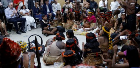 Líderes da etnia Munduruku reunidos com as ministras Sônia Guajajara e Marina Silva e o presidente da COP, André Corrêa do Lago: governo garante demarcação de duas terras indígenas após protesto (Foto: Hermes Caruzo / COP30)