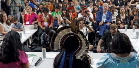 A ministra Sônia Guajajara reunida com lideranças indígenas: Brasil homologa quatro terras indígenas e avança na homologação de mais 10 após protestos na COP30 ( Foto: Bruno Peres / Agência Brasil)