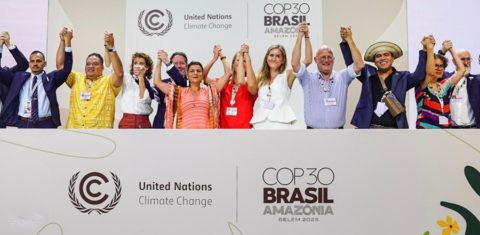 A colombiana Irene Vélez Torres (de laranja) e outros ministros em reunião na COP30 para anunciar aliança: conferência para eliminação gradual dos combustíveis fósseis (Foto: Wilder Garcia / Ministerio de Ambiente y Desarrollo Sostenible de Colombia)