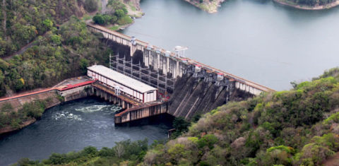 Foto colorida de Usina Hidroelétrica de Bayano. Na imagem, aparece a represa e uma parte do Lago Bayano. Indígenas Emberá e mudanças climáticas