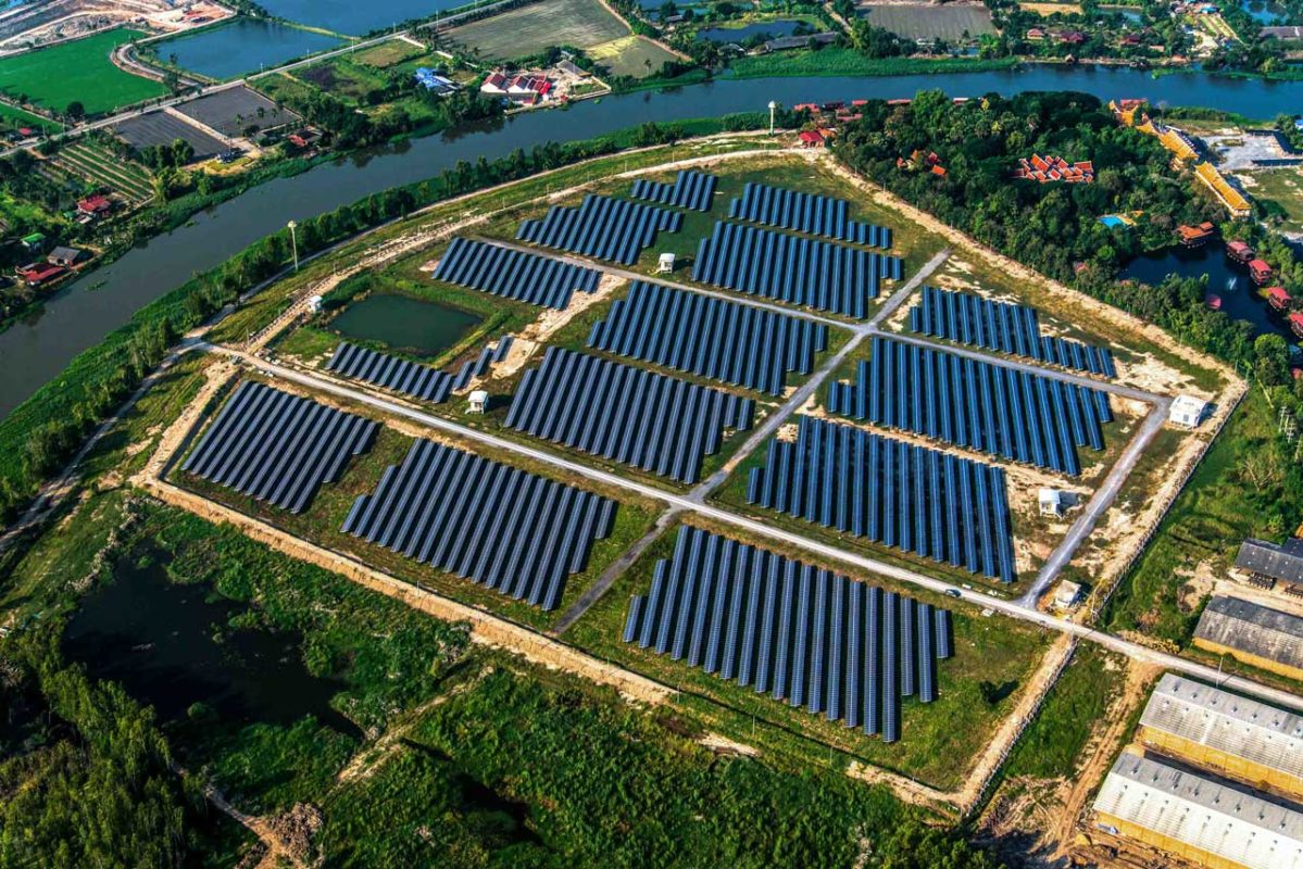 Foto colorida com vista aérea do Parque Solar Fotovoltaico Tepuy, em Medellín, na Colombia. Na imagem, aparecem diversos painéis de energia solar.