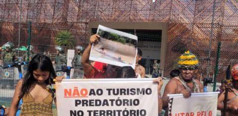 Indígenas em manifestação em frente ao pavilhão COP30, em Belém: demarcação de terras e veto a grandes empreendimentos (Foto: Divulgação