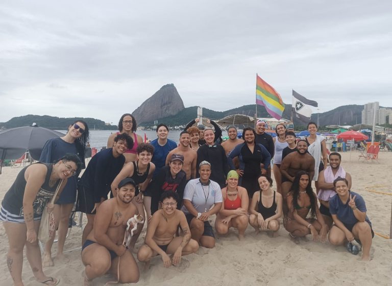 Integrantes do projeto Aquatrans na Praia do Flamengo, no Rio: acolhimento e sensação de liberdade (Foto: Aquatrans / Divulgação)
