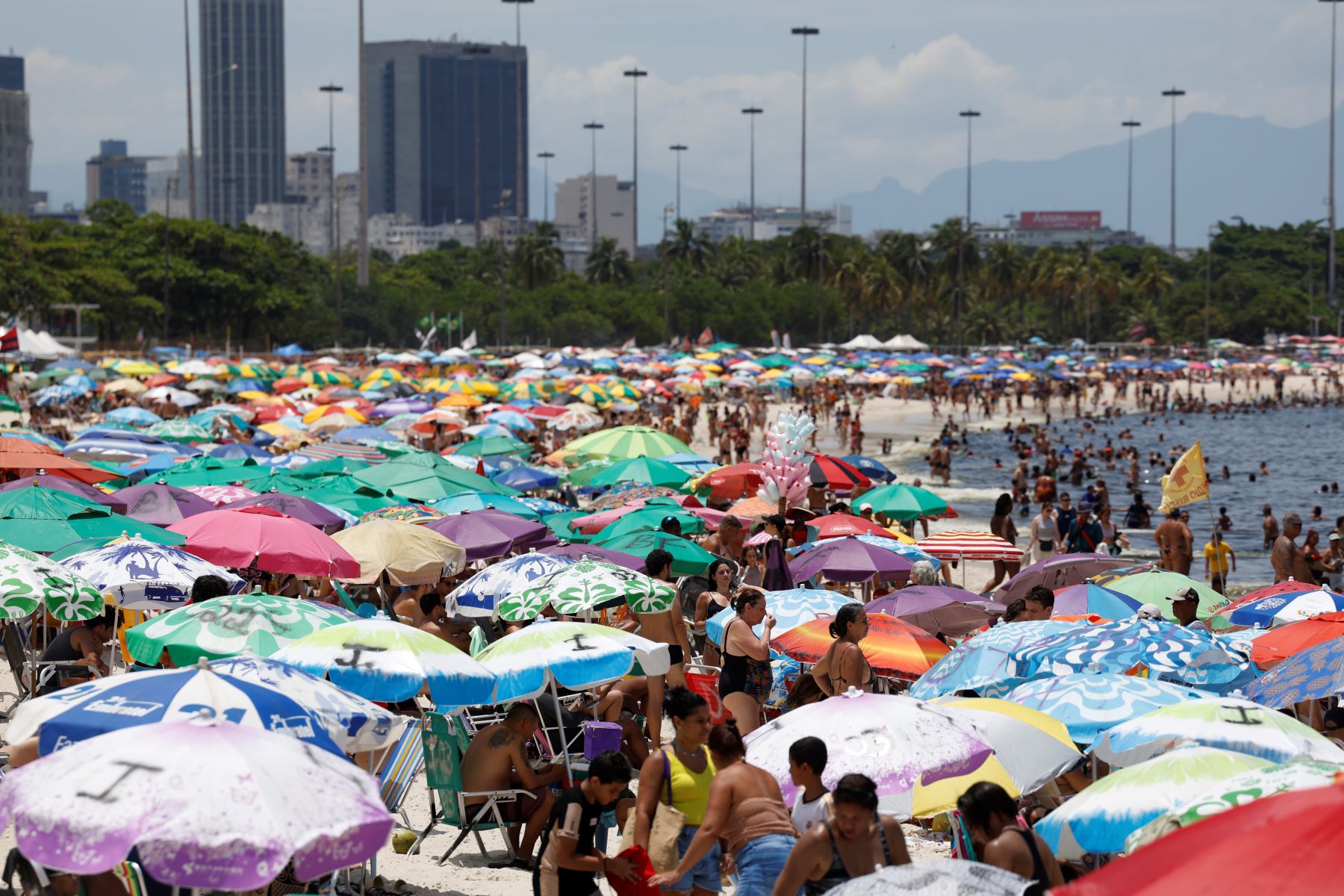 Rio 40 graus e a ocupação das praias cariocas desde os tupinambás