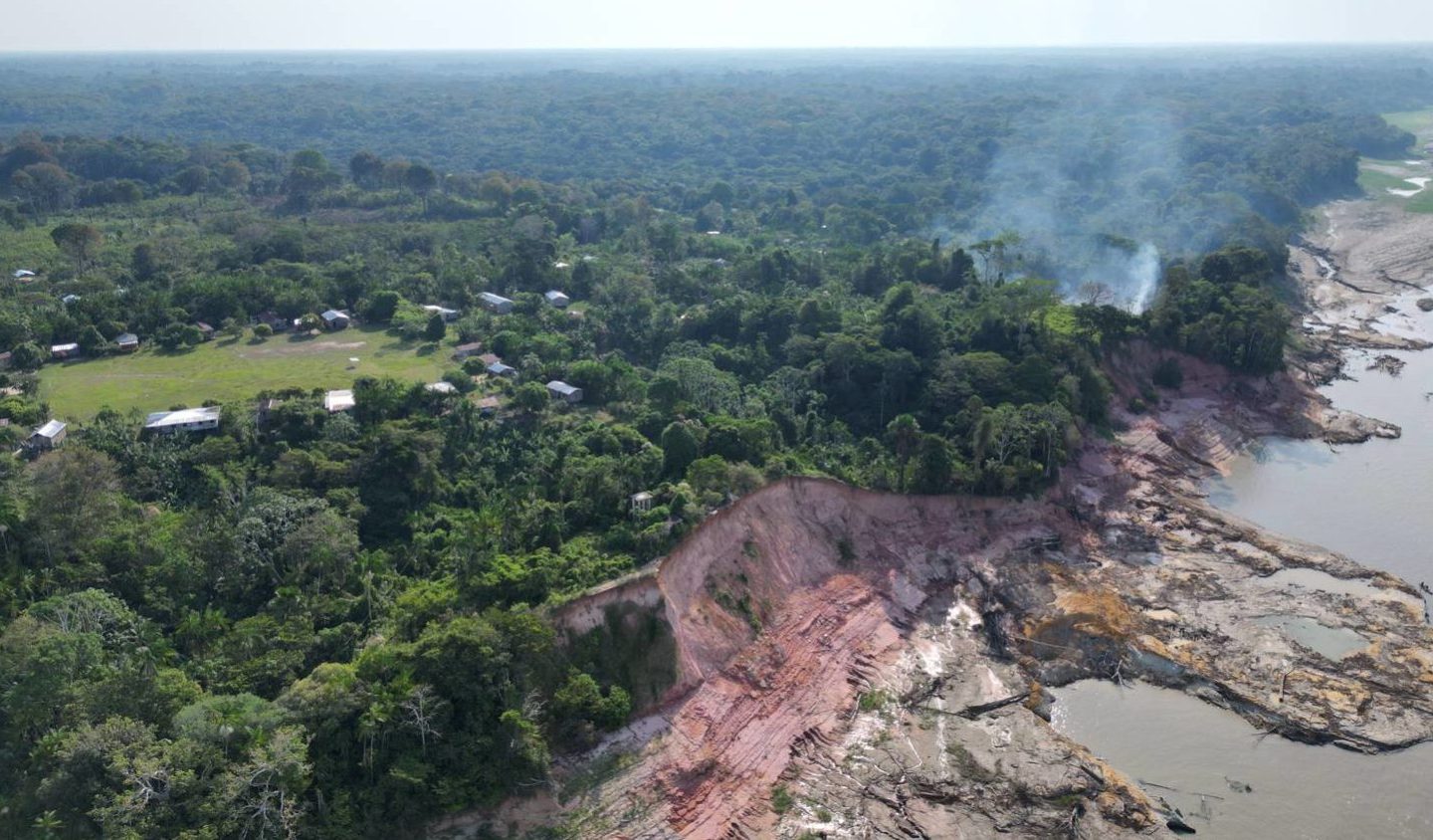 Terras caídas na comunidade de Coadi: milhares de ribeirinhos estão em situação de risco devido à erosão e ao acúmulo de sedimentos nos rios (Foto: Paula dos Santos Silva / Instituto Mamirauá)