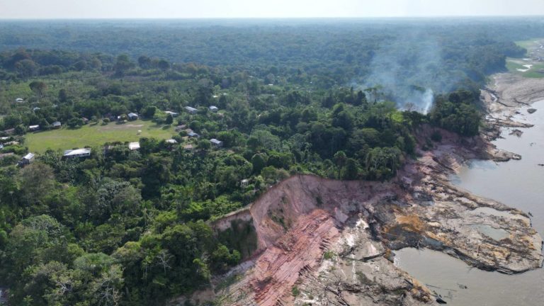 Terras caídas na comunidade de Coadi: milhares de ribeirinhos estão em situação de risco devido à erosão e ao acúmulo de sedimentos nos rios (Foto: Paula dos Santos Silva / Instituto Mamirauá)