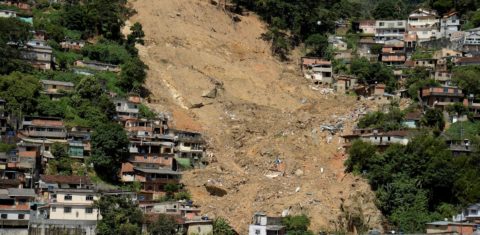 Morro da Oficina, em Petrópolis, onde deslizamento matou dezenas de pessoas: Dos 5.570 municípios brasileiros, 65% têm baixa ou baixíssima capacidade de adaptação aos desastres naturais (Foto: Tomás Silva / Agência Brasil - 14/03/2022)