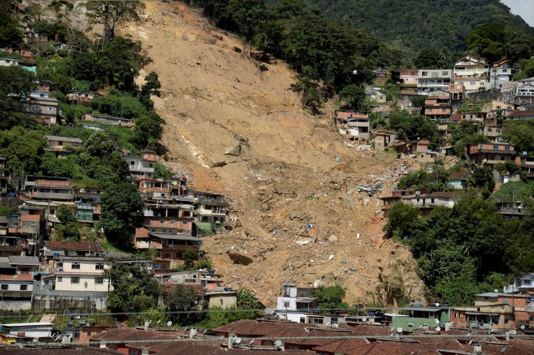 Morro da Oficina, em Petrópolis, onde deslizamento matou dezenas de pessoas: Dos 5.570 municípios brasileiros, 65% têm baixa ou baixíssima capacidade de adaptação aos desastres naturais (Foto: Tomás Silva / Agência Brasil - 14/03/2022)