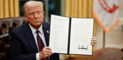 Trump após assinar decreto: desmanche das regulações ambientais (Foto: Casa Branca / Divulgação)