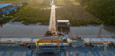Navio petroleiro Anrietta descarrega produtos derivados de petróleo em Georgetown, Guiana: país tem boom econômico, mas enfrenta alta da inflação e agravamento da desigualdade social (Foto: Victor Moriyama / InfoAmazonia)