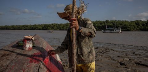Pescador pinta embarcação em Sucuriju, na foz do rio Amazonas: comunidades tradicionais podem ser atingida por vazamento de petróleo (Foto: Victor Moriyama / InfoAmazonia)