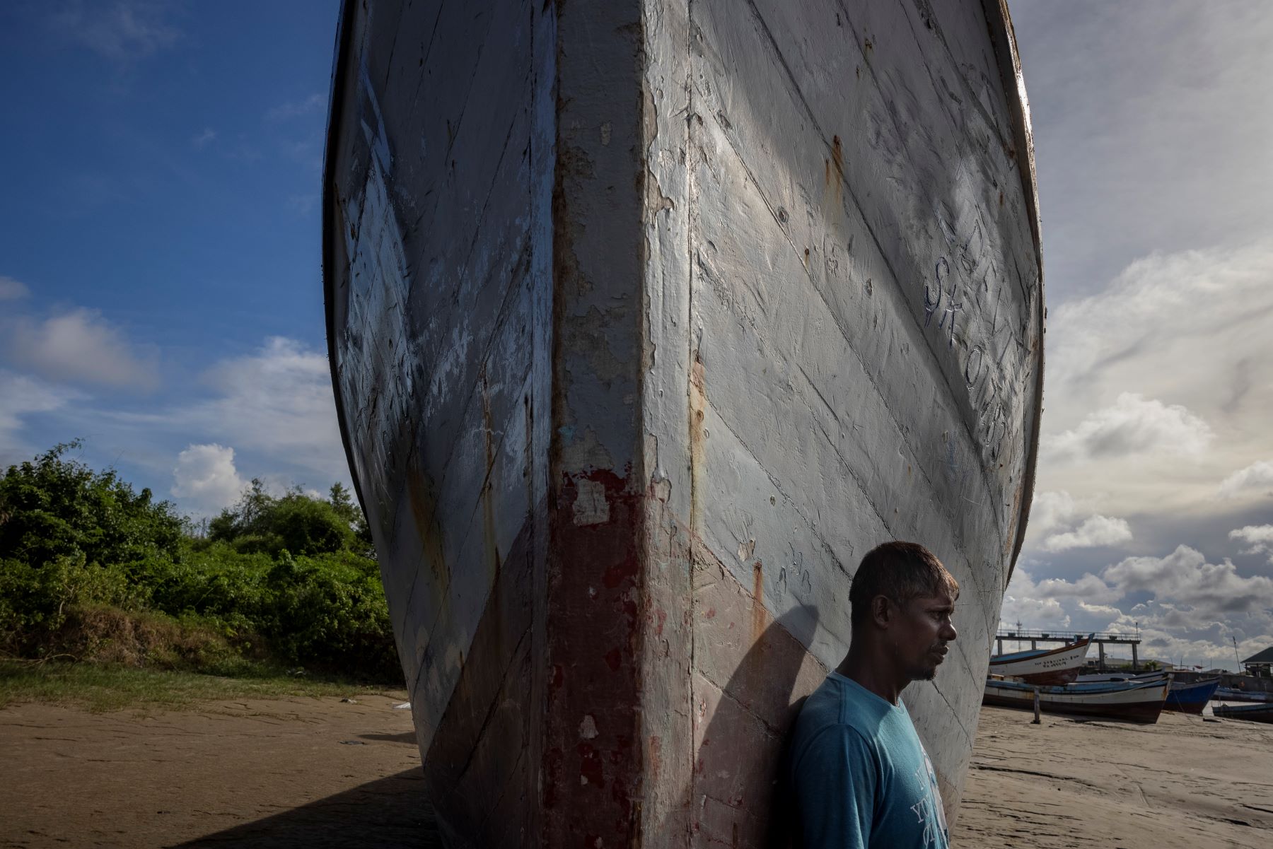 Pescador na comunidade de Hope Beach: local parece um cemitério de embarcações, abandonadas frente à queda da oferta de peixes com exploração de petróleo no país (Foto: Victor Moriyama / Infoamazonia)