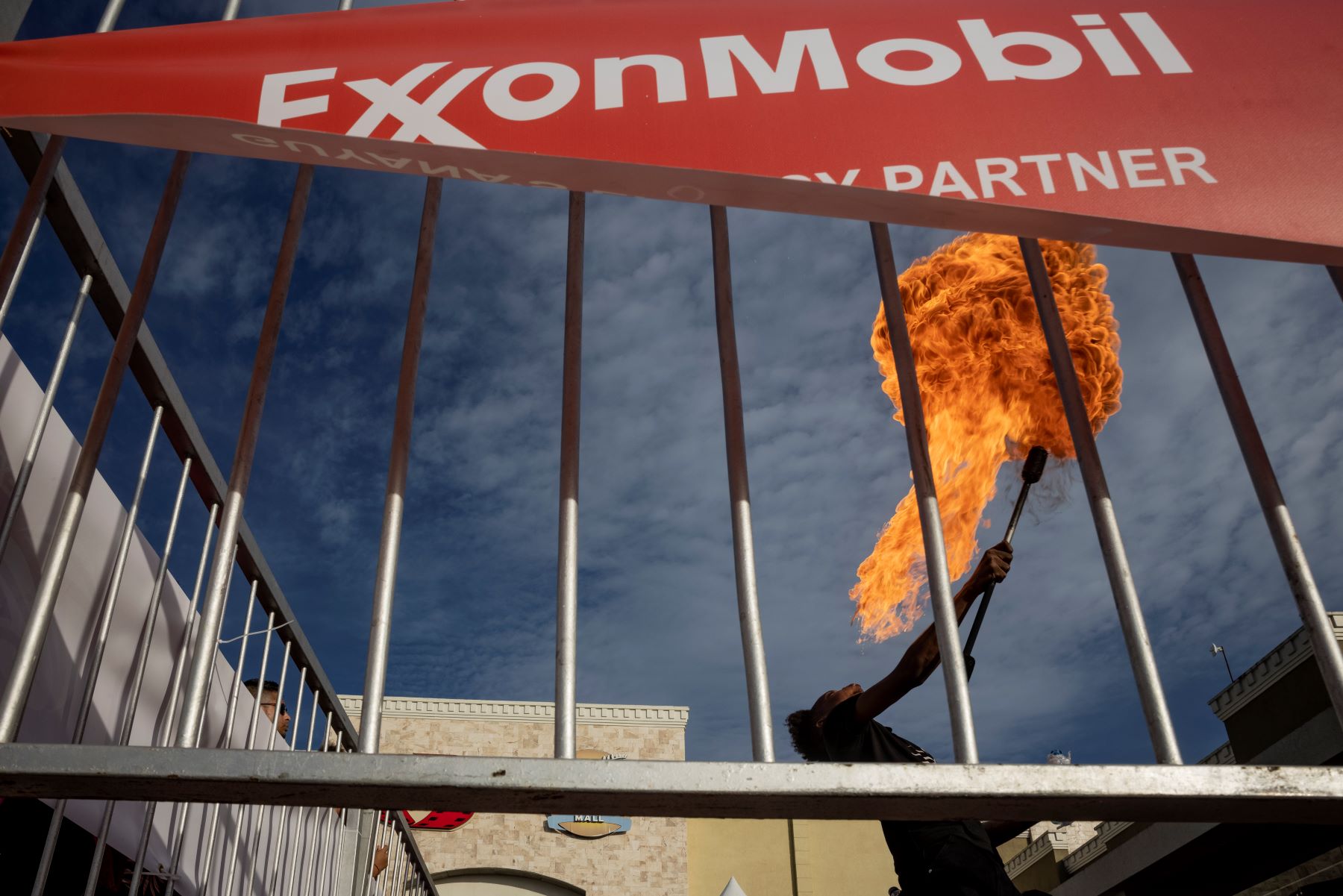 Cuspidor de fogo faz performance em evento da ExxonMobil em shopping em Georgetown: petroleira norte-americana transformou a Guiana em um dos maiores produtores de petróleo do mundo em meio a denúncias ambientais (Foto: Victor Moriyama / InfoAmazonia)