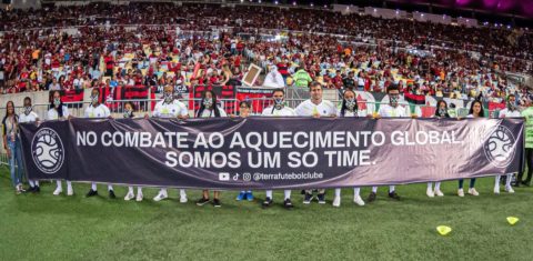Faixa levada pelo Terra F.C. para jogo do Brasileiro 2024 no Maracanã: campanha alerta para a urgência de ações no enfrentamento da crise climático (Foto: Divulgação - 17/10/2024)